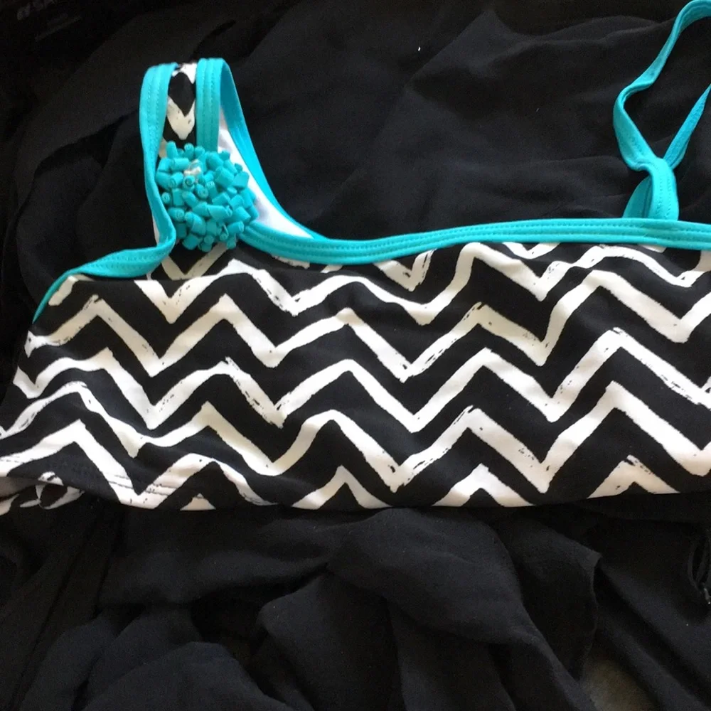 Girls xhilaration swimsuit top medium 7/8